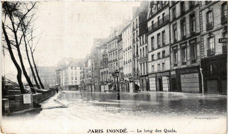 Carte postale ancienne Paris le long des Quais Inondations 1910 à Paris