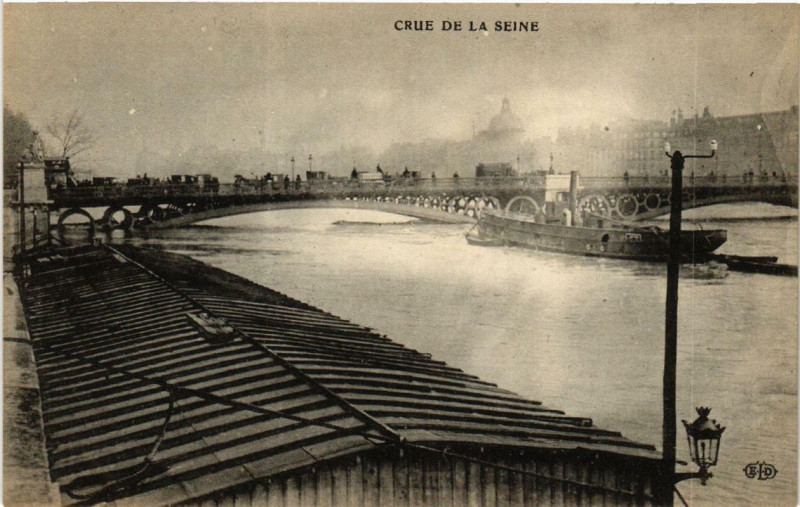 Carte postale ancienne Paris Quai Inondations 1910 à Paris