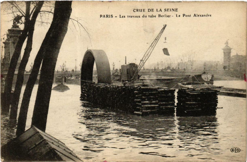 Carte postale ancienne Paris Les travaux du tube Berlier Inondations 1910 à Paris