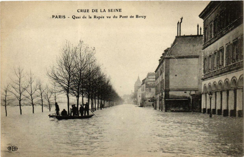 Carte postale ancienne Crue de la Seine - Quai de la Rapée vu du Pont de Bercy à Paris 12e