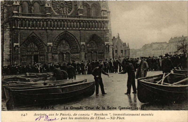 Carte postale ancienne Paris Arrivée sur le Parvis Inondations 1910 à Paris
