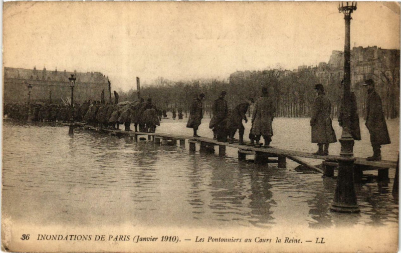 Carte postale ancienne Paris Les Pontonniers au Cours de la Reine Inondations 1910 à Paris