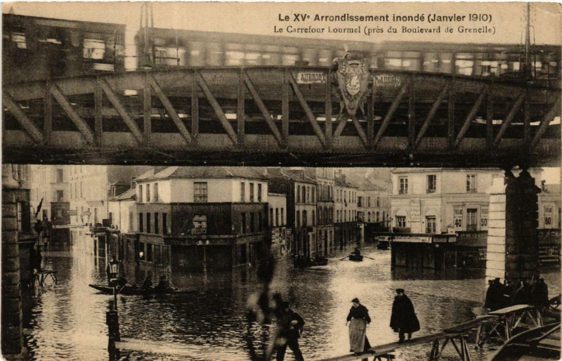 Carte postale ancienne Le XVe Arrondissement inondé (Janvier 1910) - Le Carrefour Lourmel (près du Boulevard de Grenelle) à Paris 15e