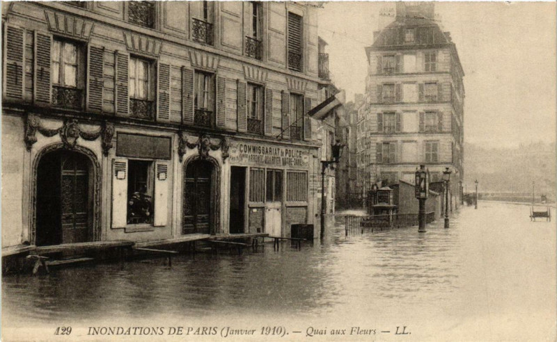 Carte postale ancienne Paris Quai aux Fleurs Inondations 1910 à Paris
