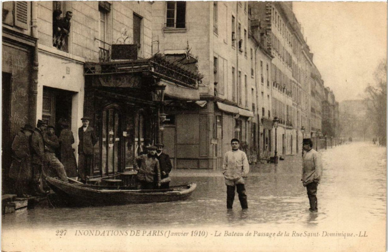Carte postale ancienne Paris Le Bateau de Passage de la Rue Saint-Dominique Inondations 1910 à Paris