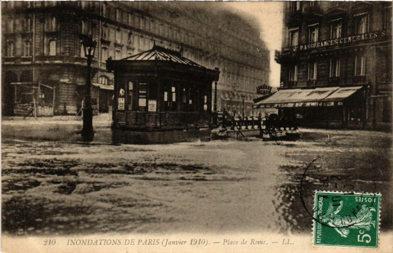 Carte postale ancienne Paris Place de Rome Inondations 1910 à Paris