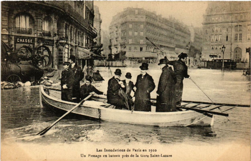 Carte postale ancienne Paris Un passage en bateau Inondations 1910 à Paris