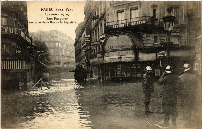 Carte postale ancienne Paris vue prise de la Rue de la Pepiniere Inondations 1910 à Paris