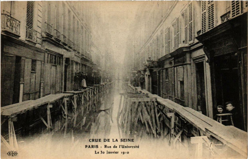 Carte postale ancienne Paris Rue de l'Universite Inondations 1910 à Paris