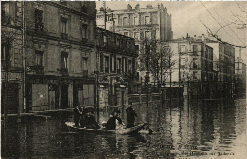 Carte postale ancienne Paris Demenagement des Habitants rue Nationale Inondations 1910 à Paris