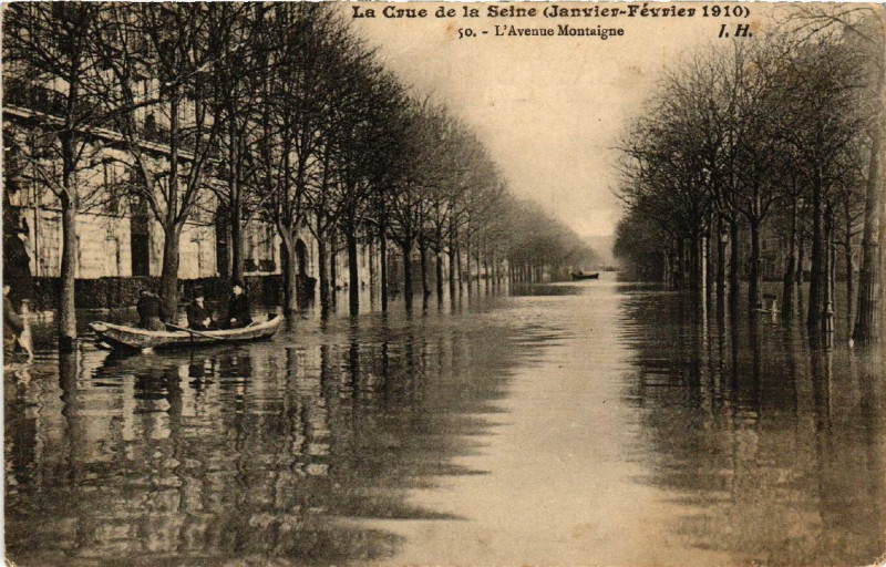 Carte postale ancienne Paris L'Avenue Montaigne Inondations 1910 à Paris