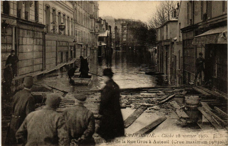 Carte postale ancienne Paris inondé - Cliché 28 Janvier 1910 - Un Coin de la Rue Gros à Auteuil à Paris 16e