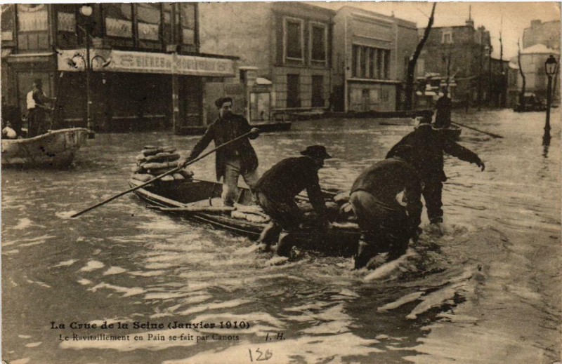 Carte postale ancienne Paris Le Ravitaillement en Pain Inondations 1910 à Paris