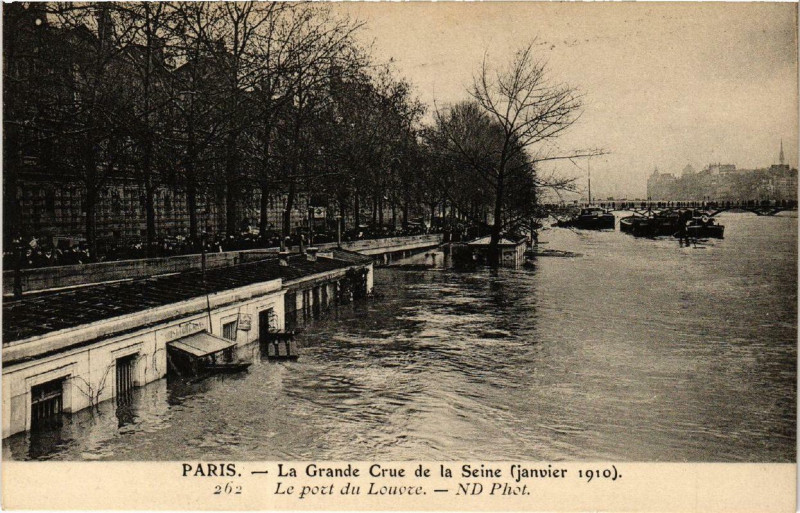 Carte postale ancienne Paris le Port du Louvre Inondations 1910 à Paris