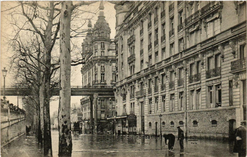 Carte postale ancienne Inondations 1910 - Quai de Passy à Paris 16e