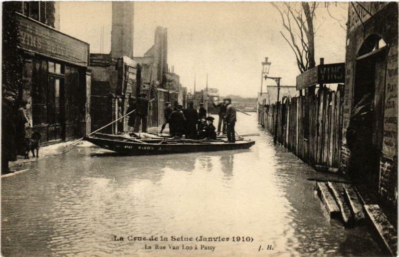 Carte postale ancienne La Crue de la Seine (Janvier 1910) - La Rue Van Loo à Passy à Paris 16e