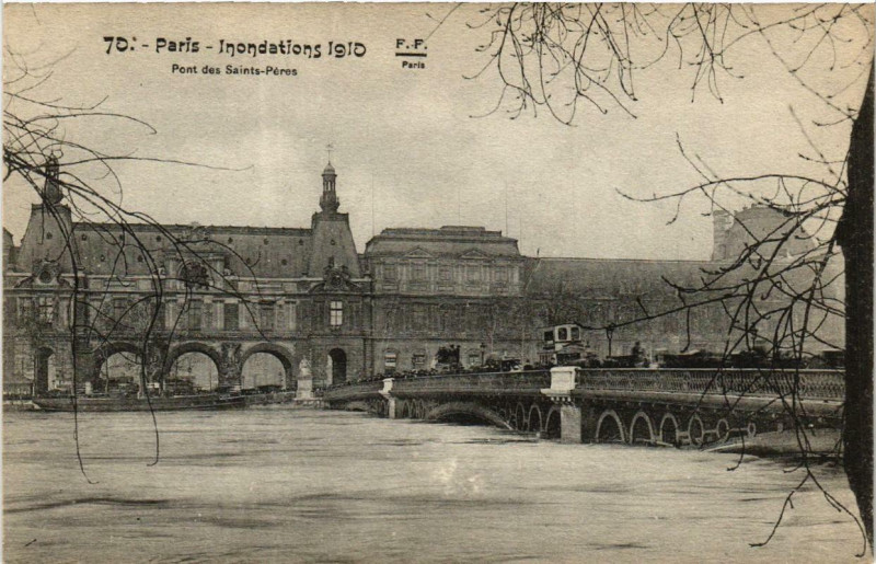 Carte postale ancienne Paris Pont des Saints-Peres Inondations 1910 à Paris