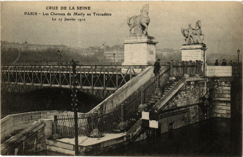 Carte postale ancienne Crue de la Seine - Les Chevaux de Marly au Trocadéro à Paris 16e
