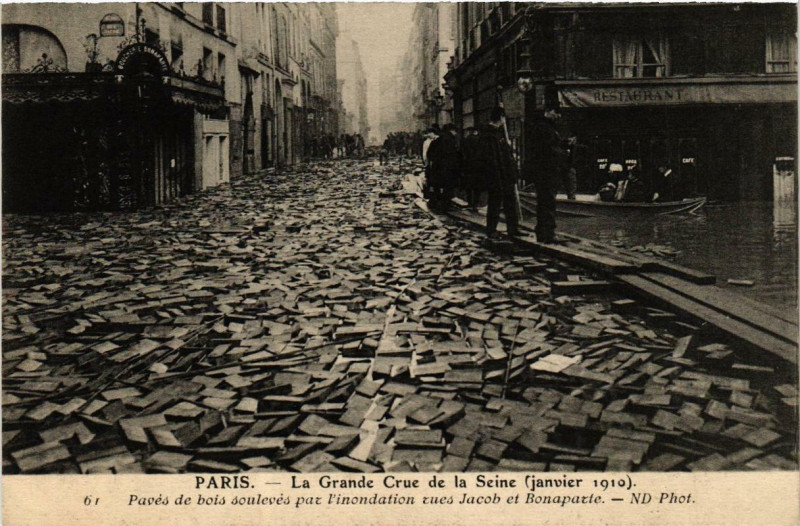 Carte postale ancienne Paris Paves de bois rues Jacob et Bonaparte Inondations 1910 à Paris