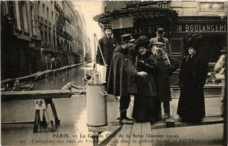 Carte postale ancienne Paris Carrefour des rues de Verneuil et du Bac Inondations 1910 à Paris