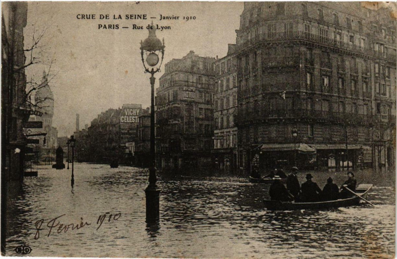 Carte postale ancienne Paris Rue de Lyon Inondations 1910 à Paris