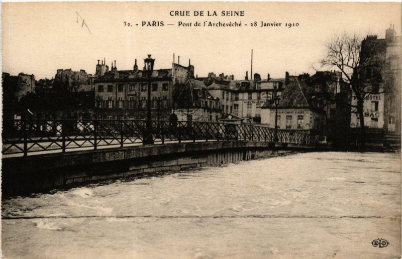 Carte postale ancienne Paris Pont de l'Archeveche Inondations 1910 à Paris