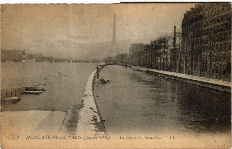 Carte postale ancienne Inondations de Paris (Janvier 1910) - La Ligne des Invalides à Paris 15e