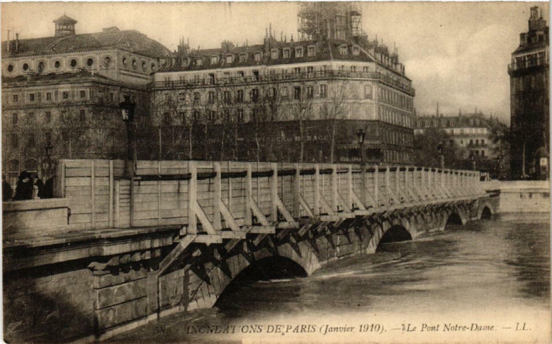 Carte postale ancienne Paris Le Pont N.-D. Inondations 1910 à Paris