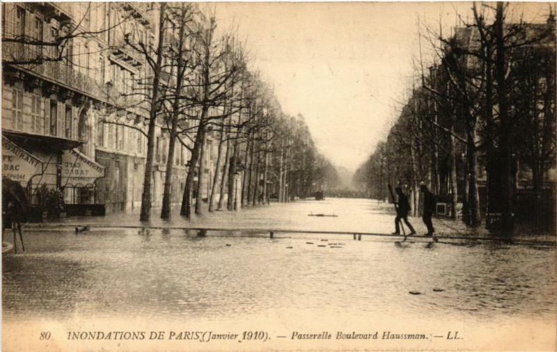 Carte postale ancienne Paris Passerelle Bd Haussmann Inondations 1910 à Paris