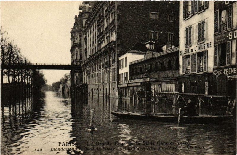 Carte postale ancienne Paris Quai de Passy Passerelle du Metro Inondations 1910 à Paris