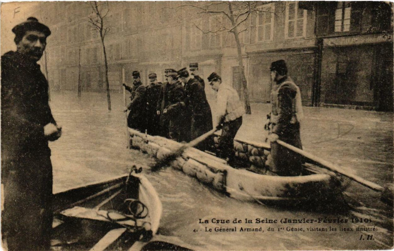 Carte postale ancienne Paris Le General Armand du 1er Genie Inondations 1910 à Paris