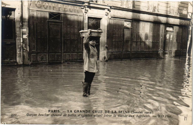 Carte postale ancienne Paris Garcon boucher Inondations 1910 à Paris