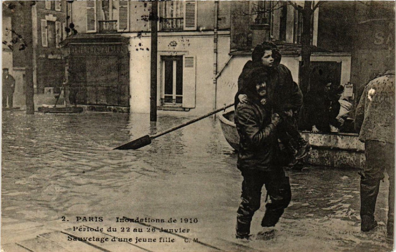 Carte postale ancienne Paris Sauvetage d'une jeune fille Inondations 1910 à Paris