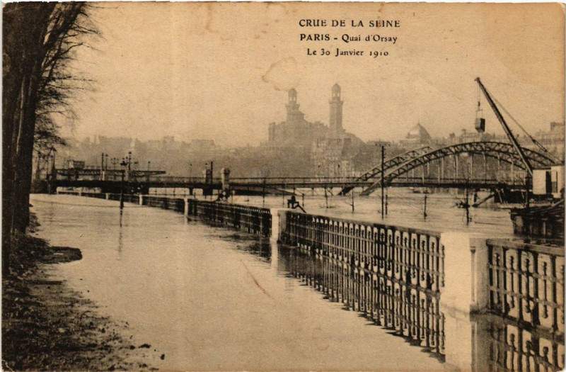 Carte postale ancienne Paris Quai d'Orsay Inondations 1910 à Paris