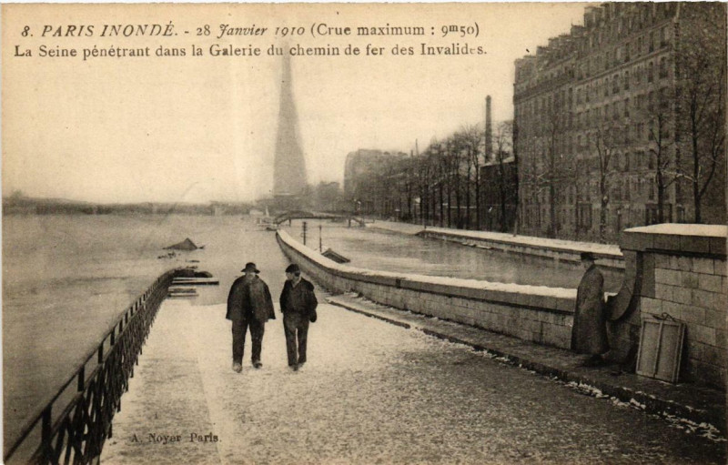 Carte postale ancienne Paris Inondé - 28 Janvier 1910 - La Seine pénétrant dans la Galerie du chemin de fer des Invalides à Paris 15e
