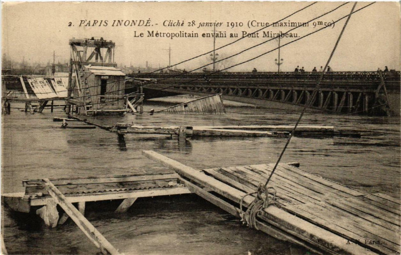 Carte postale ancienne Paris Le Metropolitain envahi au Pont Mirabeau Inondations 1910 à Paris