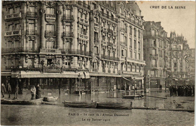 Carte postale ancienne Paris Le Coin de l'Avenue DauMESNIL Inondations 1910 à Paris
