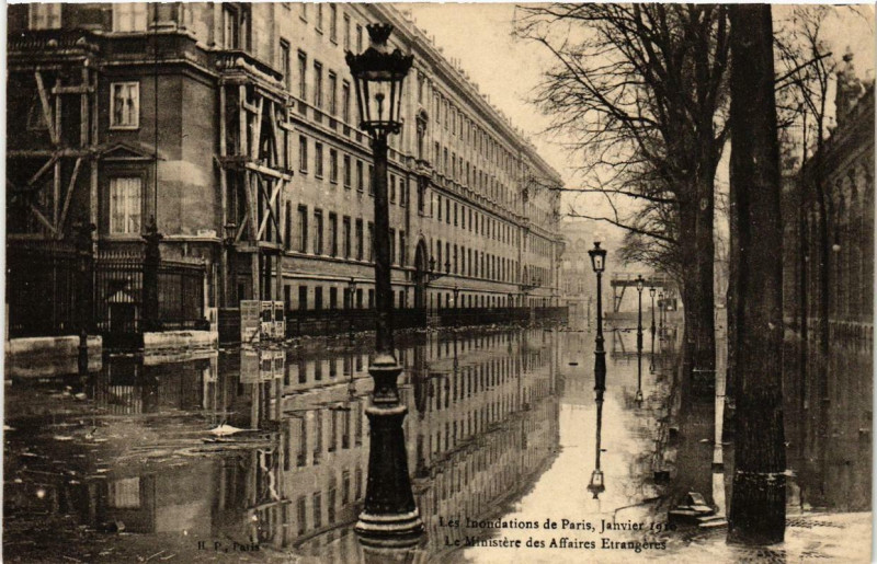 Carte postale ancienne Paris Le Ministere des Affaires Etrangeres Inondations 1910 à Paris