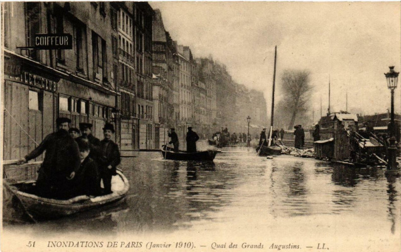Carte postale ancienne Paris Quai des Grands Augustins Inondations 1910 à Paris