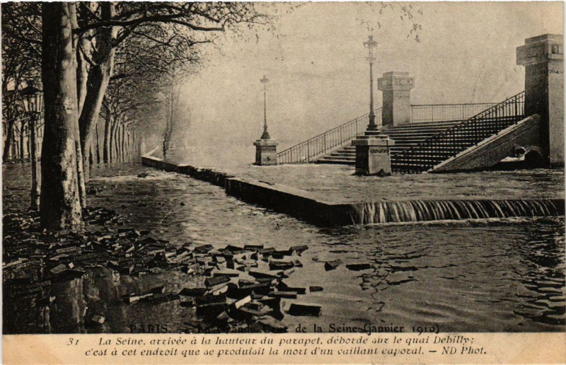 Carte postale ancienne Paris La Seine deborde sur le quai Debilly Inondations 1910 à Paris