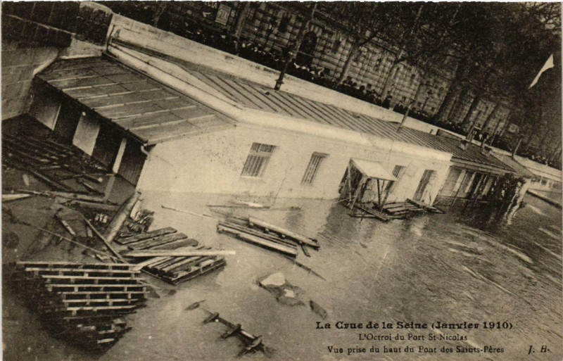 Carte postale ancienne Paris vue prise du haut du Pont des Saints-Peres Inondations 1910 à Paris