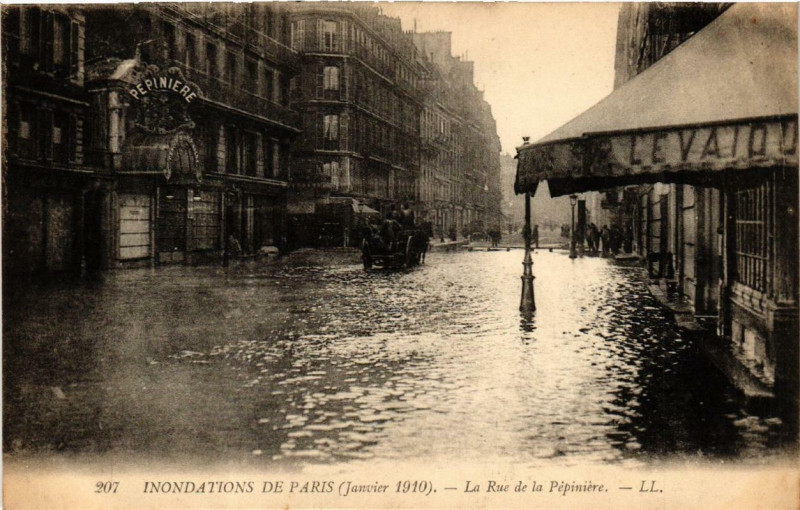 Carte postale ancienne Paris La rue de la Pepiniere Inondations 1910 à Paris