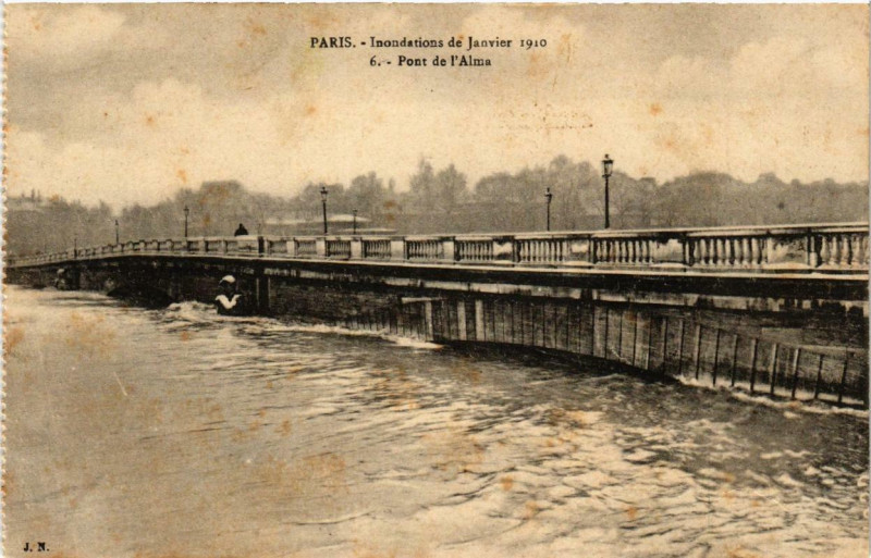 Carte postale ancienne Paris Pont de l'Alma Inondations 1910 à Paris
