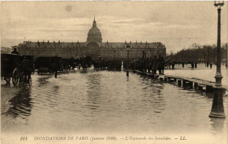 Carte postale ancienne Paris L'Esplanade des Invalides Inondations 1910 à Paris