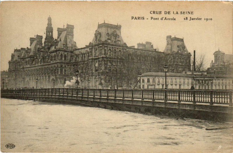 Carte postale ancienne Paris Pont d'Arcole Inondations 1910 à Paris