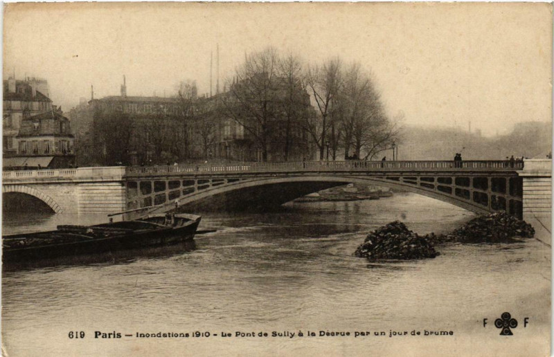 Carte postale ancienne Paris Le Pont de Sully a la Decrue Inondations 1910 à Paris