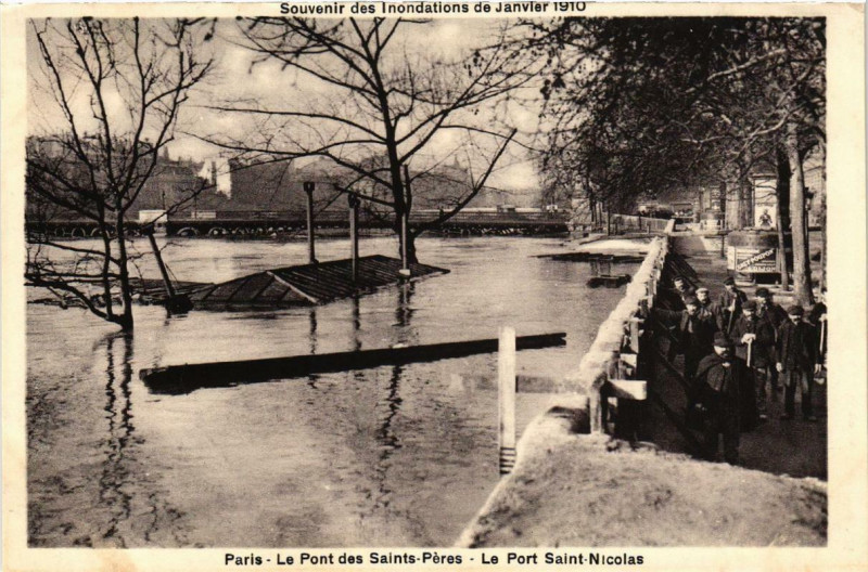 Carte postale ancienne Paris Le Pont des Saints-Peres Inondations 1910 à Paris