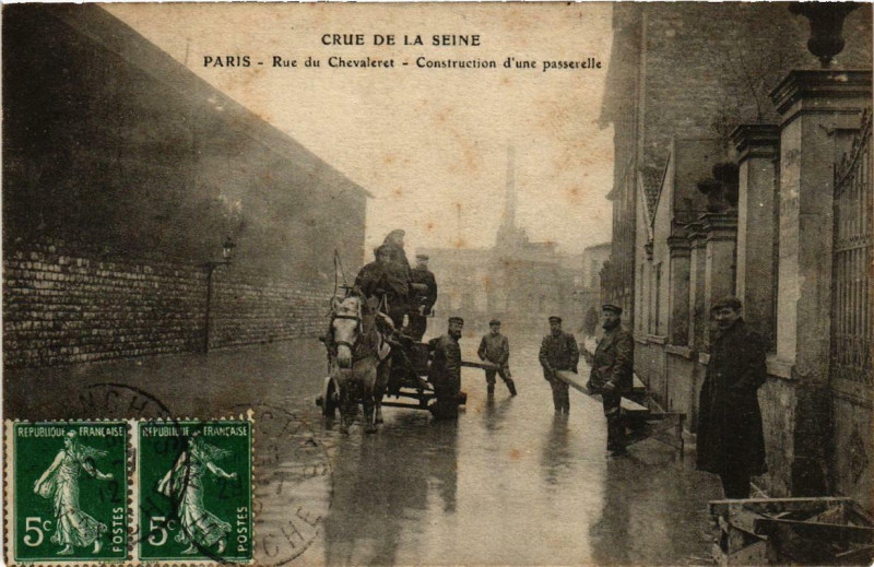 Carte postale ancienne Crue de la Seine - Rue du Chevaleret - Construction d'une passerelle à Paris 13e