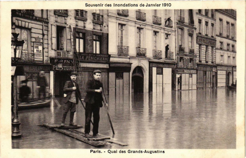 Carte postale ancienne Paris Quai des Grands Augustins Inondations 1910 à Paris