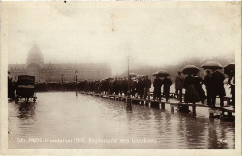 Carte postale ancienne Paris Esplanade des Invalides Inondations 1910 à Paris